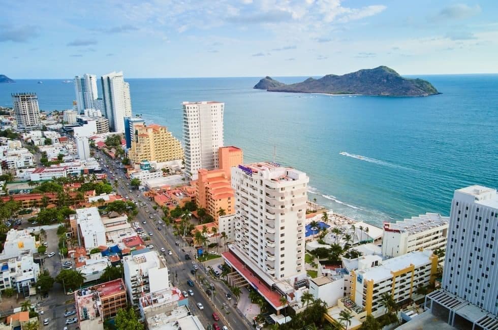Vista aérea de la costa desde un hotel frente al mar