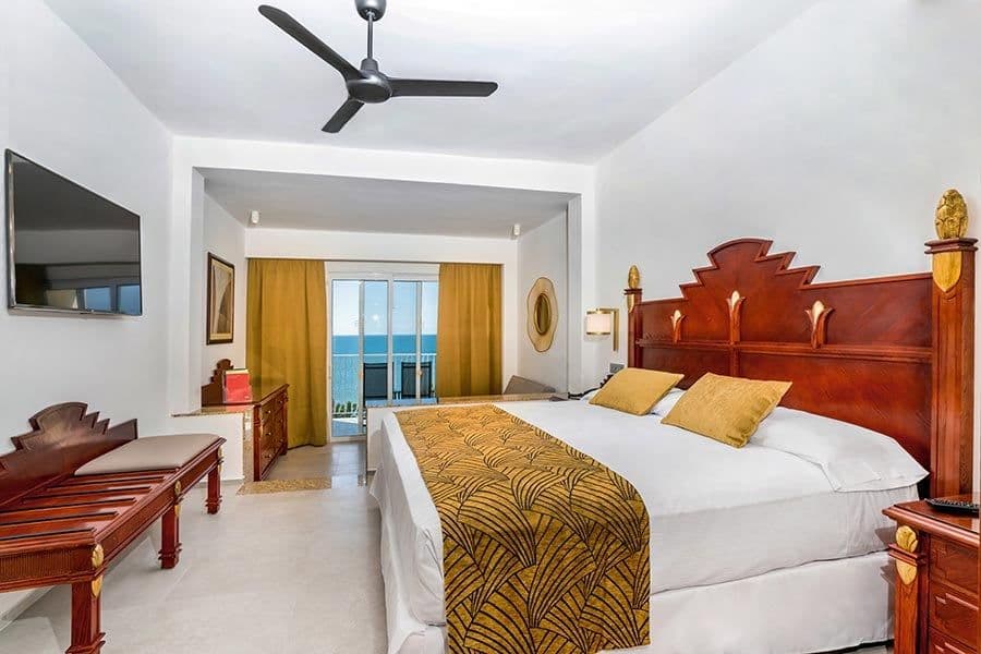 Habitación de hotel con vista al mar