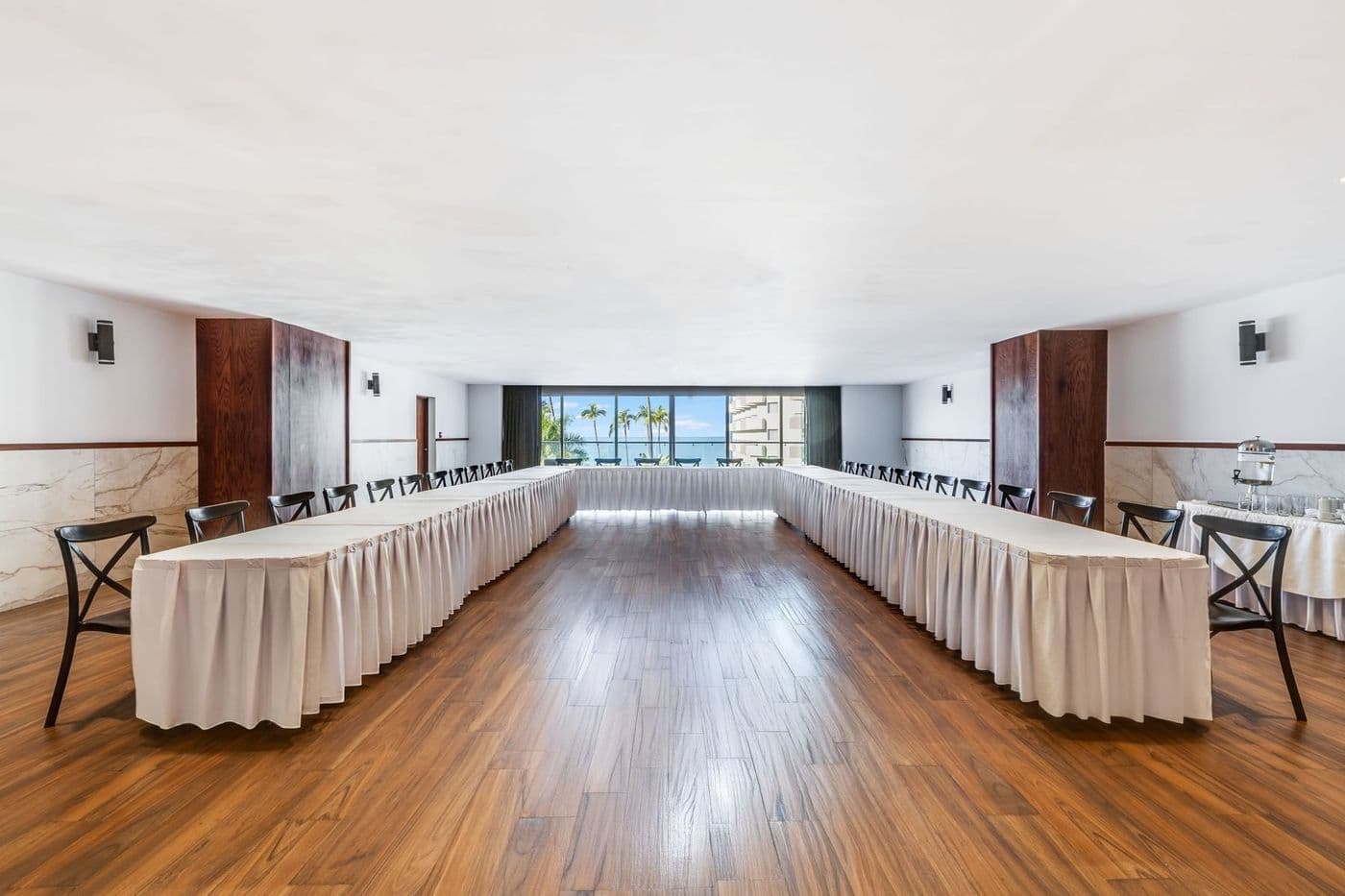 Salón para capacitaciones y reuniones con vista al mar