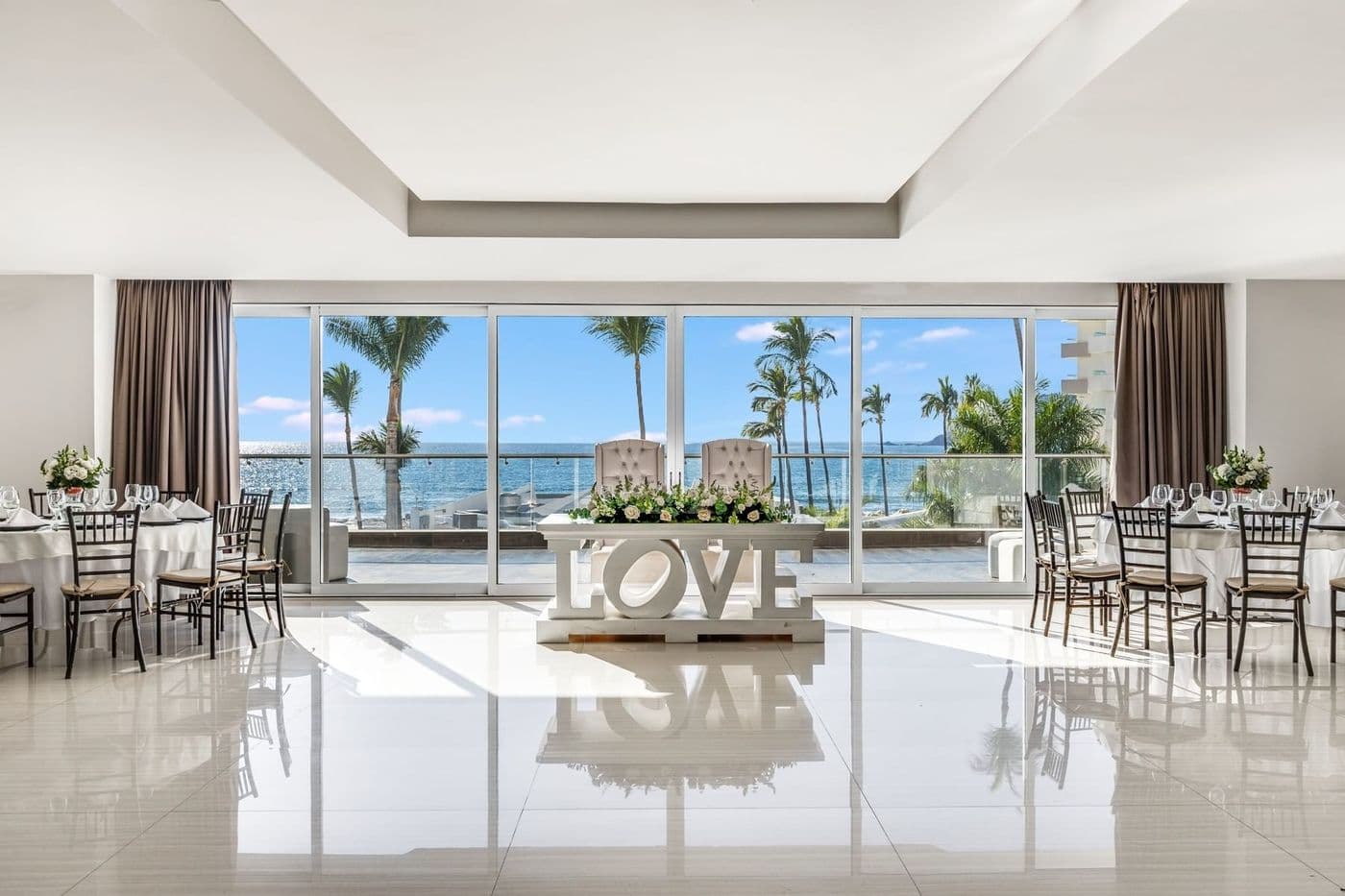Salón de eventos con vista al mar